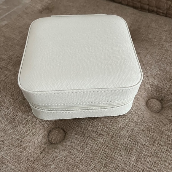 NEW! Chico's Jewelry Travel Storage Organizer Case 2.25” x 5.25” White/Cream - Picture 8 of 9